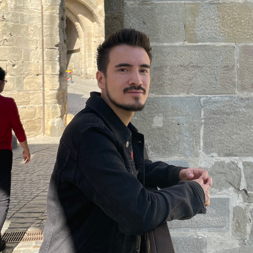 hombre sonrriendo a la camara en el puente de un castillo